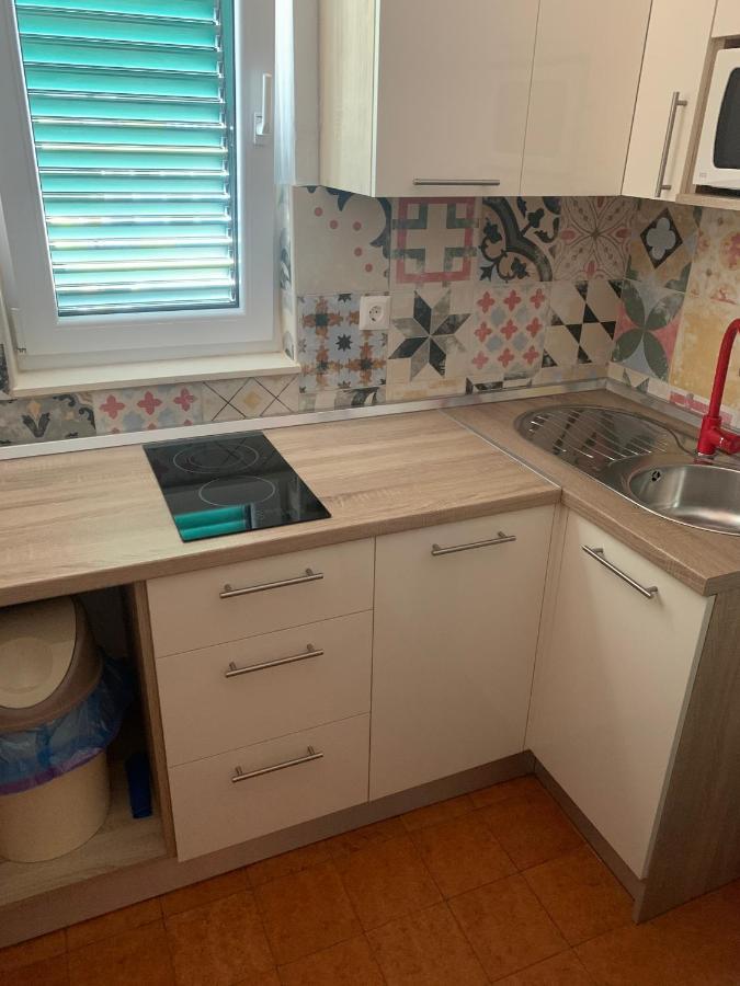 Apartmani Adriatic Ana Новаля Екстериор снимка