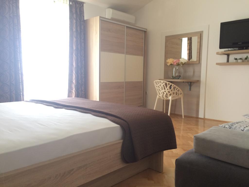 Apartmani Adriatic Ana Новаля Екстериор снимка