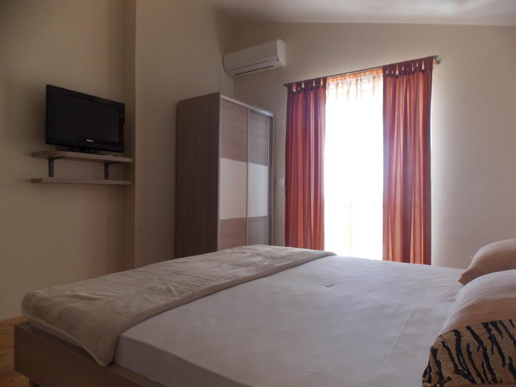 Apartmani Adriatic Ana Новаля Екстериор снимка