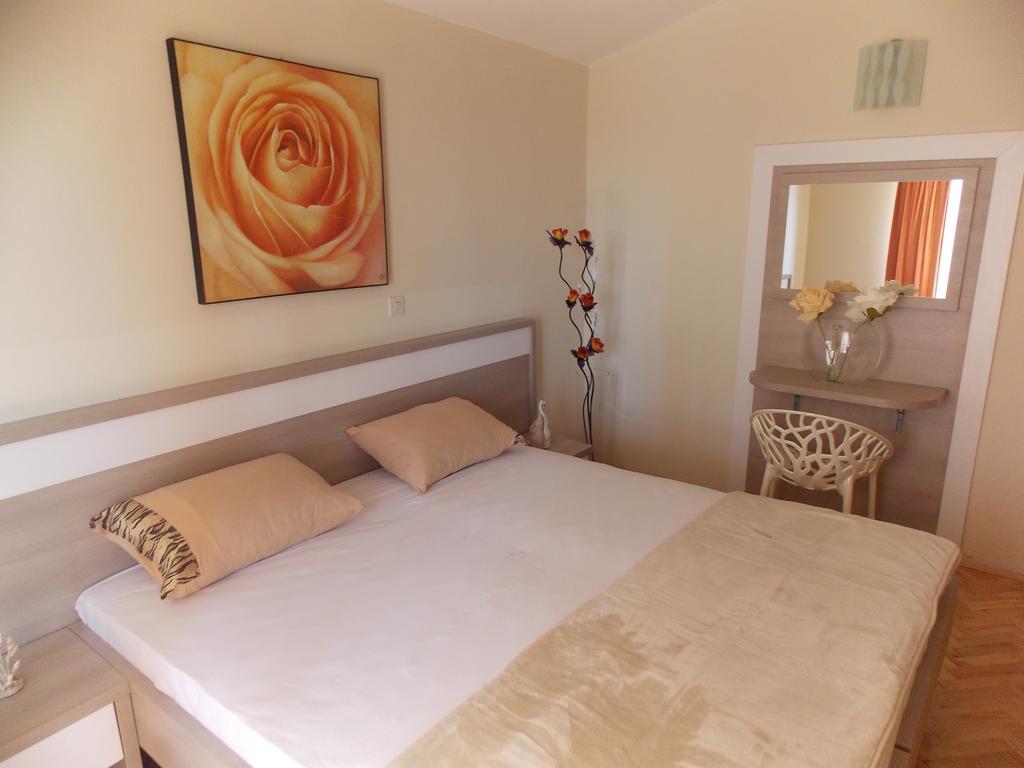 Apartmani Adriatic Ana Новаля Екстериор снимка