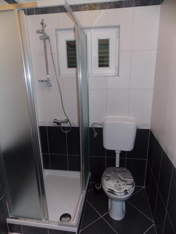 Apartmani Adriatic Ana Новаля Екстериор снимка