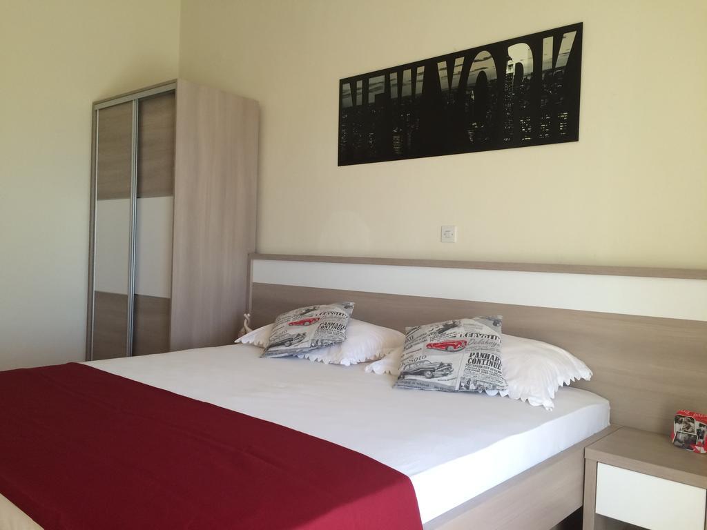 Apartmani Adriatic Ana Новаля Екстериор снимка