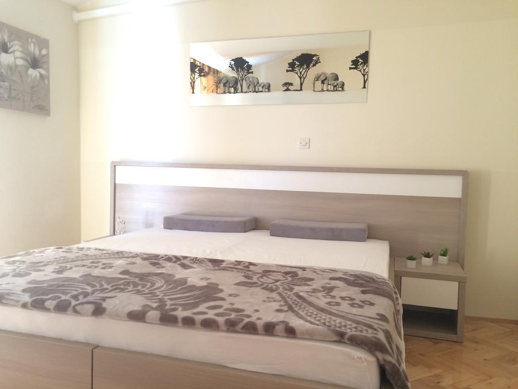 Apartmani Adriatic Ana Новаля Екстериор снимка