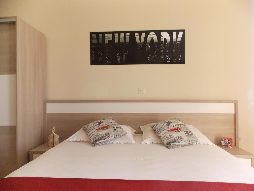Apartmani Adriatic Ana Новаля Екстериор снимка