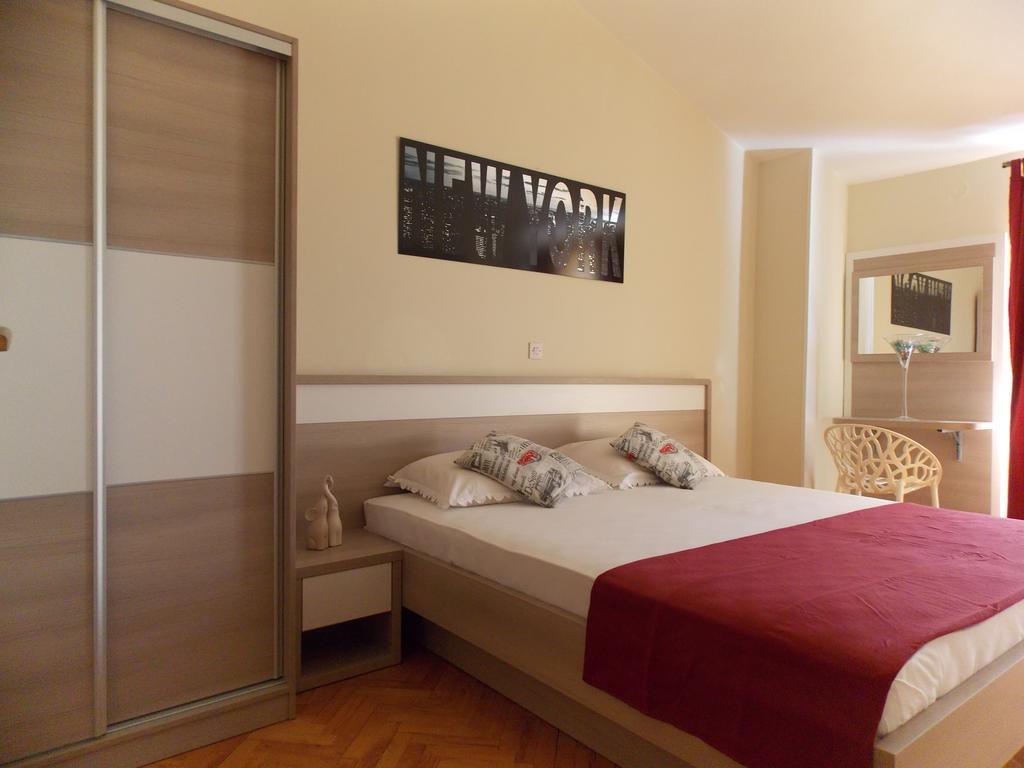 Apartmani Adriatic Ana Новаля Екстериор снимка