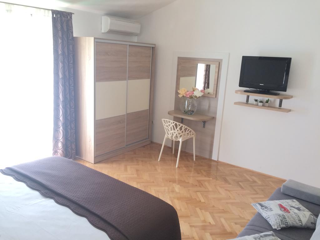 Apartmani Adriatic Ana Новаля Екстериор снимка