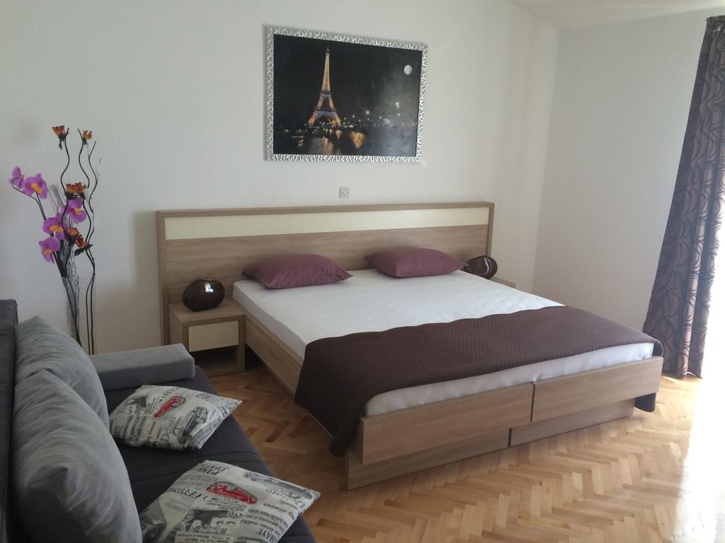 Apartmani Adriatic Ana Новаля Екстериор снимка
