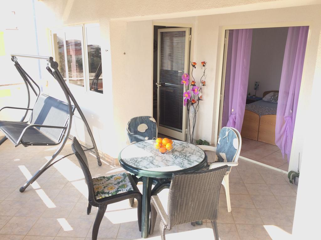 Apartmani Adriatic Ana Новаля Екстериор снимка